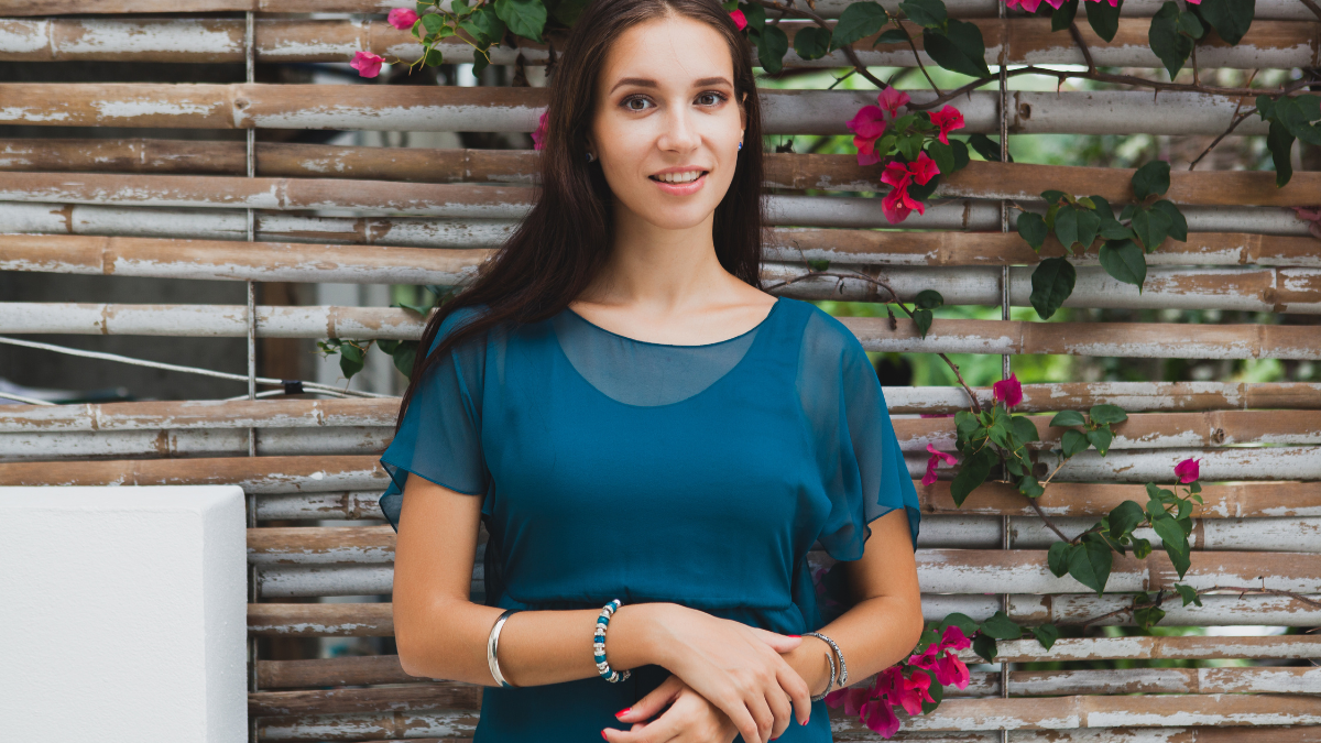 relaxed hands creating good headshot poses