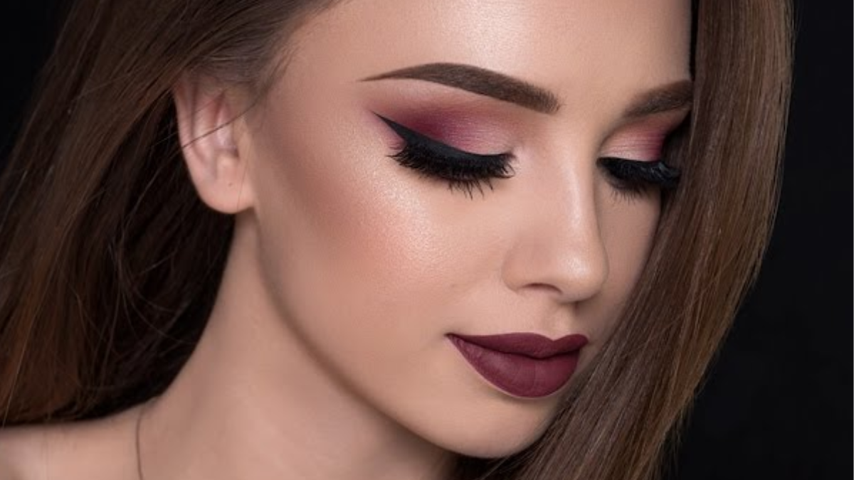 burgundy eyeliner with neutral face Christmas makeup style burgundy eyeliner with neutral face Christmas makeup style